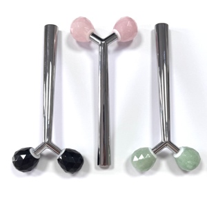 Rouleau facial en pierre naturelle (quartz rose, obsidienne noire, aventurine verte) avec poignée en métal en forme de V - Product Image 2