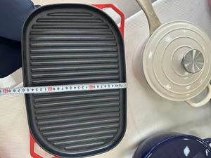 Plaque de cuisson en <span class=keywords><strong>fonte</strong></span> <span class=keywords><strong>émaillée</strong></span> à deux poignées, antiadhésive et côtelée, pour barbecue domestique et cuisson de steaks – Vente en gros usine - Product Image 5