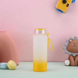 Bouteille en verre à couvercle vissé avec lanière assortie XH GT8006 17oz, dégradé givré, en borosilicate de haute qualité, pour bureau et bureau - Product Image 1