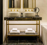 Boutique Salle de bain Grand Hotel Victorian Plomberie Laiton satiné Appartement de luxe Suites Ensemble de vanité en or de luxe Pierre naturelle noire