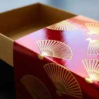 Boîte d'emballage pour sushi en papier rigide carré recyclable avec laminage mat et logo personnalisé brillant, boîte cadeau écologique de qualité alimentaire