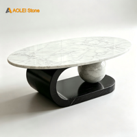 Table basse de luxe en marbre noir et blanc. Décoration de salon durable, minimaliste, moderne, sculpturale, en forme de sphère avec base incurvée.