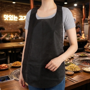 Delantal desechable de polipropileno no tejido, impermeable y resistente al aceite, para restaurante coreano de barbacoa y hot pot, con logo personalizado para el mercado coreano. - Product Image 1