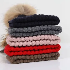 Chapeau tricoté d'hiver pour femmes de 10cm avec <span class=keywords><strong>bonnet</strong></span> <span class=keywords><strong>pompon</strong></span> en fausse fourrure de raton laveur <span class=keywords><strong>amovible</strong></span> - Product Image 2