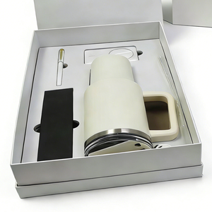 Mug en acier inoxydable avec logo personnalisé, ensemble cadeau d'entreprise pour employés avec stylo, câble 3 en 1 et batterie externe, impression sérigraphique - Product Image 4