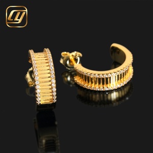 Boucles d'oreilles Huggie en Moissanite Plaqué Or, Taille Ronde Brillante, Sertissage Canal, Géométriques, Luxe, Unisexe, Usage Quotidien - Product Image 5