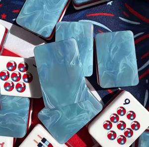 Tessere di Mahjong Blu Marmorizzate con Bordi a Strisce Rosse e Bianche, Effetto Fuochi d'Artificio, Dipinte a Mano in Acrilico, Set Americano per 4 Giocatori, Intrattenimento - Product Image 4