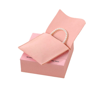 Bolsa de microfibra con logotipo personalizado, colores contrastantes, solapa ondulada, tipo sobre, delicada, para guardar collares, anillos y joyas. - Product Image 3