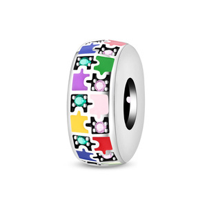 Esta colección de pulseras y colgantes de latón blanco adorables presenta diseños de mariposas, flores, zorros y rompecabezas. - Product Image 4