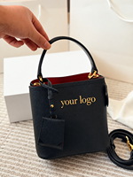 Tas Tangan Wanita Mewah Model Bucket Kulit Bertekstur Hitam, Tas Selempang Bahu dengan Pegangan Atas, Aksesoris Emas, Logo Custom
