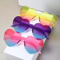 Lunettes de soleil en plastique bon marché en gros BSBH, logo personnalisé, forme de cœur, lunettes de soleil tendance pour femmes, lunettes de soleil colorées