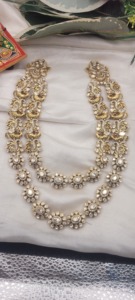 Este collar de novia Kundan largo y lujoso con diseño de pavo real, con diamantes planos y detalles intrincados, es un conjunto de joyería exquisito. - Product Image 3
