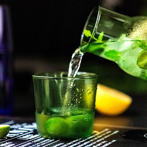 <span class=keywords><strong>Carafe</strong></span> et verre à boire de 520 ml en verre borosilicate coloré de qualité alimentaire, résistant à la chaleur et au froid, avec couvercle, pour la table de chevet - Product Image 6