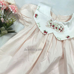 Precioso Vestido Rosa para Bebé con Cuello Bordado de Fresa y Diseño de Conejito, Vestido de Algodón Suave y Transpirable para Niñas Pequeñas - Product Image 4