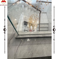 Marches de luxe en pierre blanche volakas escalier en marbre carreaux de marches d'escalier incurvés polis d'hôtel à vendre