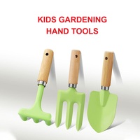 Ensemble de 3 pièces de mini outils de jardinage pour enfants de couleur verte avec manche en bois personnalisable