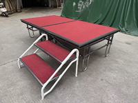 Scène pliable en acier portable avec tapis rouge et escalier à 2 marches pour événements/mariages