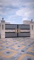 Portail double battant contemporain en aluminium noir, automatique et intelligent, pour allée de villa et jardin extérieur, avec poignée dorée durable