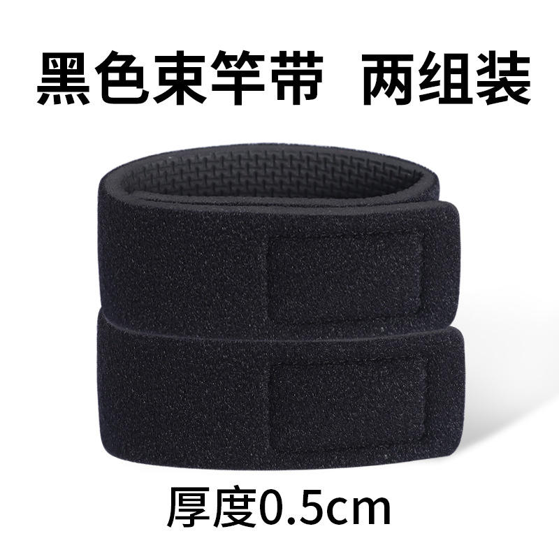 Une paire de sangles de fixation noires et épaissies pour bâtons (non marquées).