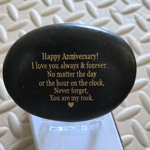 Placa de Piedra Negra Grabada Personalizada de 338g, Regalo de Boda, Decoración de Aniversario - Product Image 1