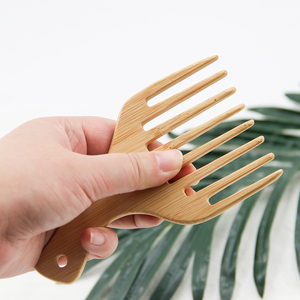 Peigne <span class=keywords><strong>Afro</strong></span> à dents larges en bambou naturel avec étiquette personnalisée Peigne professionnel en bois Poignée incurvée pour les soins capillaires pour hommes Utilisation à la maison - Product Image 6