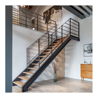 Escalier droit moderne à double poutre pour intérieur, avec marches en acier inoxydable et bois massif, et garde-corps en verre trempé, idéal pour appartement/hall.