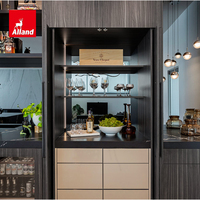 Armoire de cuisine Alland européenne moderne de luxe en bois, prête à l'emploi, avec porte coulissante sans poignée noir mat et îlot central pour projet de villa