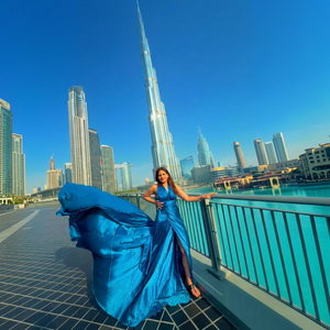 ถ่ายภาพชุดเดรสสีน้ำเงินรอยัลสุดหรูในดูไบ ผู้หญิงสวยสง่าในชุดผ้าซาตินสีน้ำเงินสดใสพลิ้วไหว - Product Image 1
