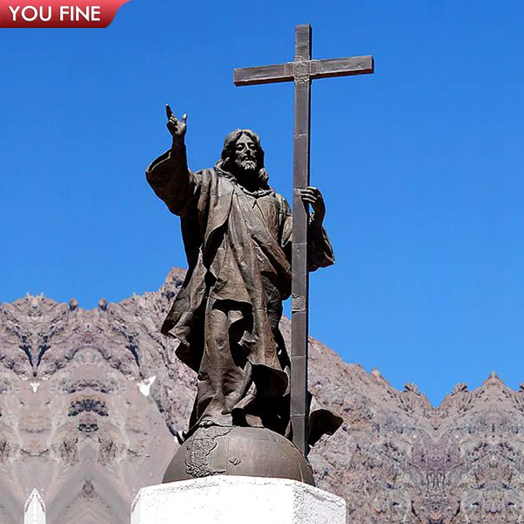 Grande Escultura de Bronze Jesus Cristo Segurando uma Cruz Ao Ar Livre