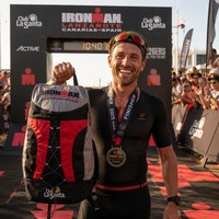 IRONMAN Lanzarote Triathlon Wasserdichter Diebstahlsicherer Rucksack mit Schuhfach, Bungee-Seil-System und Mehrfach-Taschen als Übergangstasche für