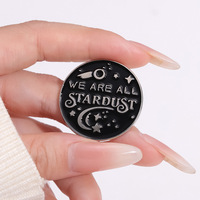 Großhandel Metall-Anstecknadeln Vintage Geometrische Runde Emaille-Pins Souvenir Englischer Schriftzug "We Are All Star Dust" Anstecknadel auf Lager