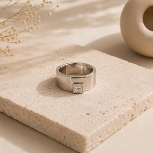 Bague solitaire en or jaune 18 carats avec diamant taille princesse, bague de fiançailles pour homme à large bande plate sertie clos, bijou signet moderne et raffiné - Product Image 5