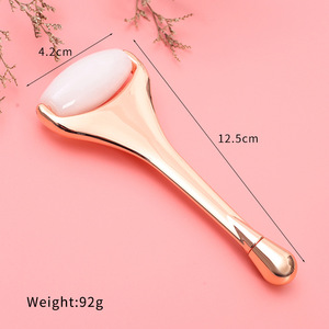 Rouleau de massage facial en quartz rose vert à tête unique avec poignée en alliage de zinc pour lifting des yeux et anti-rides, pour une peau éclatante - Vente en gros - Product Image 5