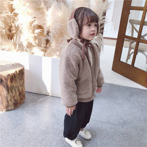 Cintres en plastique pour manteaux d'hiver en laine et fourrure de vison pour filles, fabriqués en Chine à Shanghai, avec support en caoutchouc pour vêtements d'enfants - Product Image 2
