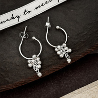 Schicke Sterling Silber Perlen-Blumen-Creolen mit Kugelanhänger, Feine Ohrstecker