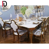 Table de banquet triangulaire en acier inoxydable doré pour événements hôteliers et mariages
