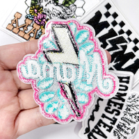 Patch brodé Mama avec motif éclair, lettrage script et applique florale thermocollante pour la Fête des Mères, vêtements, sacs et décoration DIY