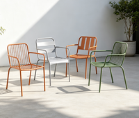 Chaise de salle à manger empilable en métal durable et moderne pour l'extérieur, idéale pour jardins, patios, cours et hôtels – Fournisseur en gros