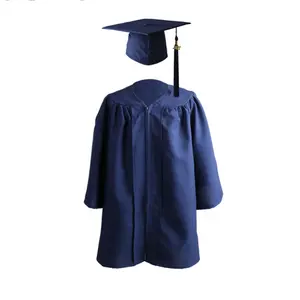 批发学校穿着高品质海军蓝毕业礼服套装，带帽儿童