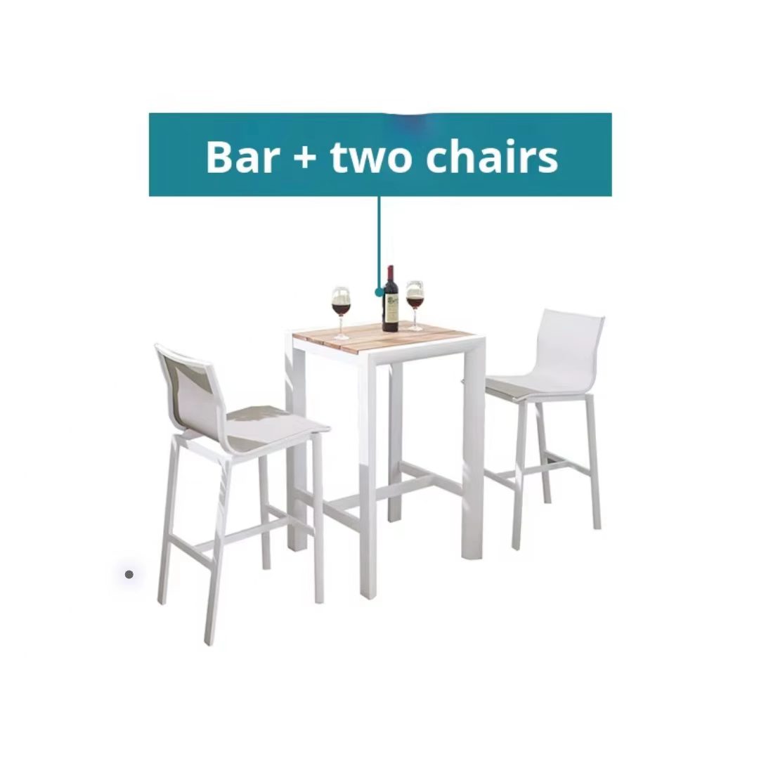 Une table et deux chaises