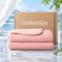 Couverture rafraîchissante rose réversible en polaire douce sur un côté et tissu rafraîchissant instantané de l'autre, idéale pour dormir en été