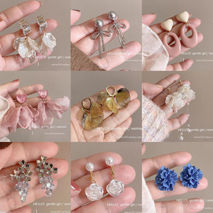 Boucles d'oreilles clous OEM en alliage d'argent S925, motif cœur-fleur, avec pompon et perle haut de gamme, design de niche élégant et polyvalent pour femme - Product Image 5