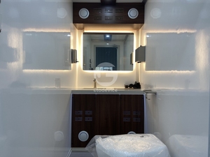 Remolque de Baño Portátil de Lujo Moderno con 3 Cabinas para Exteriores - Product Image 5