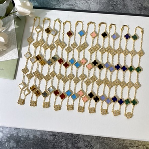 Cadena de Clavícula Elegante de Acero Inoxidable de Alta Calidad con Diseño de Trébol de la Suerte de Doble Cara y Baño de Oro de 18k - Product Image 6