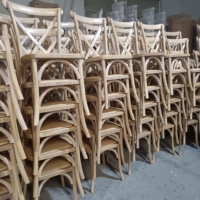 Vente en gros de chaises de bistrot en hêtre et chêne Location de chaises à dossier croisé en bois pour mariage X chaises à dossier croisé pour mariage dans un vignoble