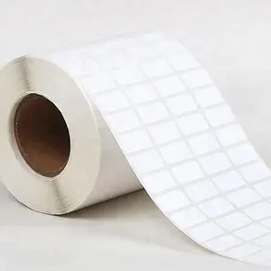 空白的自定义尺寸白色光面包装标签自粘纸贴纸卷，用于运输标记