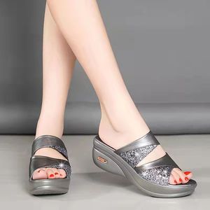 Nuovi stili all'ingrosso sandali <span class=keywords><strong>con</strong></span> <span class=keywords><strong>zeppa</strong></span> per le donne e le signore 2023 tacchi alti moda oro <span class=keywords><strong>casa</strong></span> pantofole donna fabbrica prezzo basso - Product Image 4