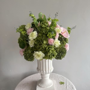 Centrotavola di Lusso con Sfere Floreali Rosa e Bianche con Fogliame Verde, Composizioni Floreali per Decorazioni da Tavolo per Matrimoni - Product Image 3