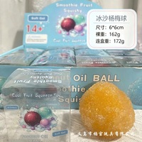 La balle de smoothie au fructose a une texture plastique et fait un bruit crépitant lorsqu'on la pince.