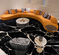 Ensemble de canapés courbes de luxe italiens haut de gamme, design moderne, convertible et rembourré, pour un salon au style moderne.